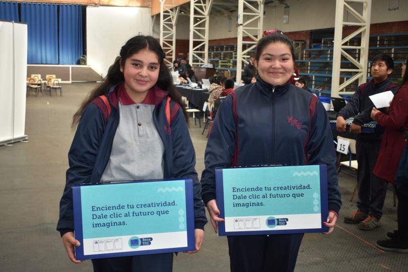 BECAS TIC: SE ENTREGA BENEFICIO DE COMPUTADORES A ALGUNOS ESTUDIANTES DE 7° BÁSICO