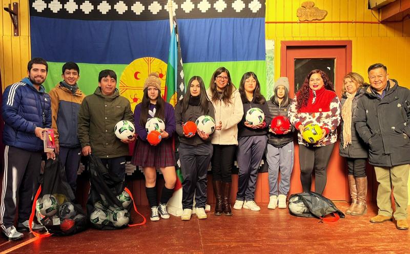 LA TOQUI SIGUE SUMANDO: SOSTENEDORES ENTREGAN IMPORTANTE DOTACIÓN DEPORTIVA A DOCENTES Y ALUMNOS DE NUESTRA ESCUELA.